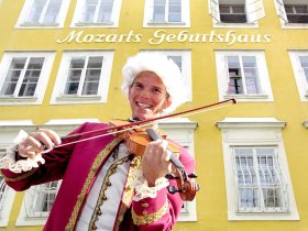 Mozart vorm Gbeurtshaus- Salzburg Tourismus