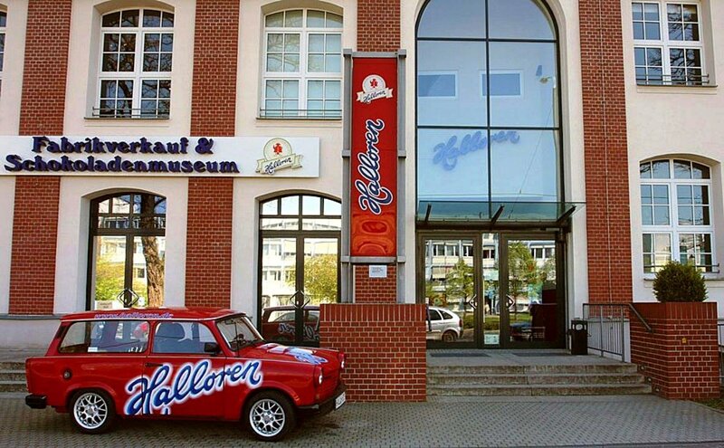 Roter Trabant vor Halloren Schokoladenfabrik