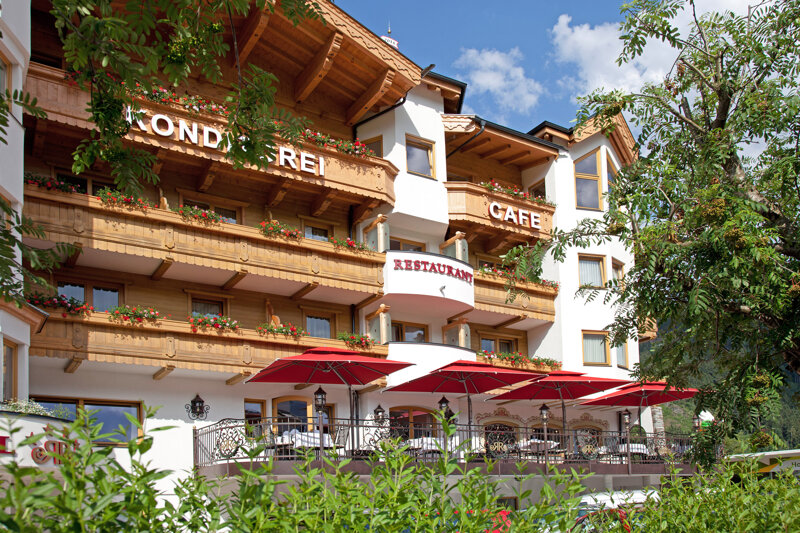 Hotel Riedl von außen: Balkone und Sonnenterrasse