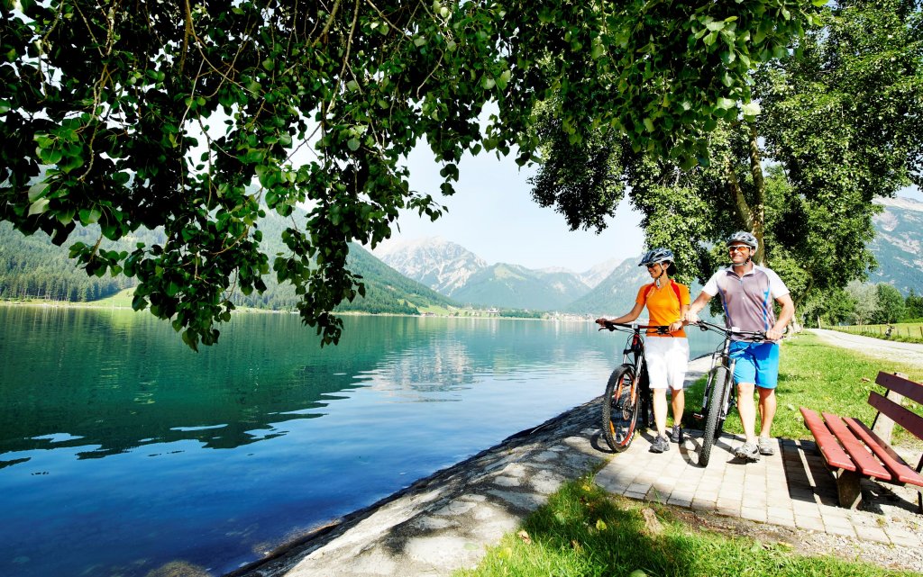 Pärchen mit Fahrrädern Achensee in Tirol