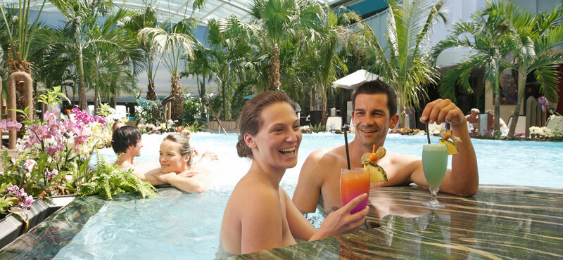 Poolbar mit Paar Therme Bad Wörishofen