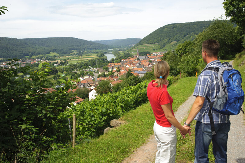 Paar beim Wandern, Spessart Blick ins Maintal