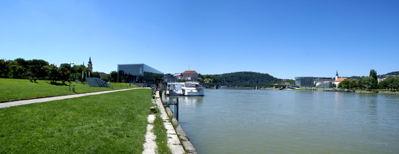 Donaupark Linz Panorama – Blick über die Donaulände mit Lentos und Brucknerhaus
