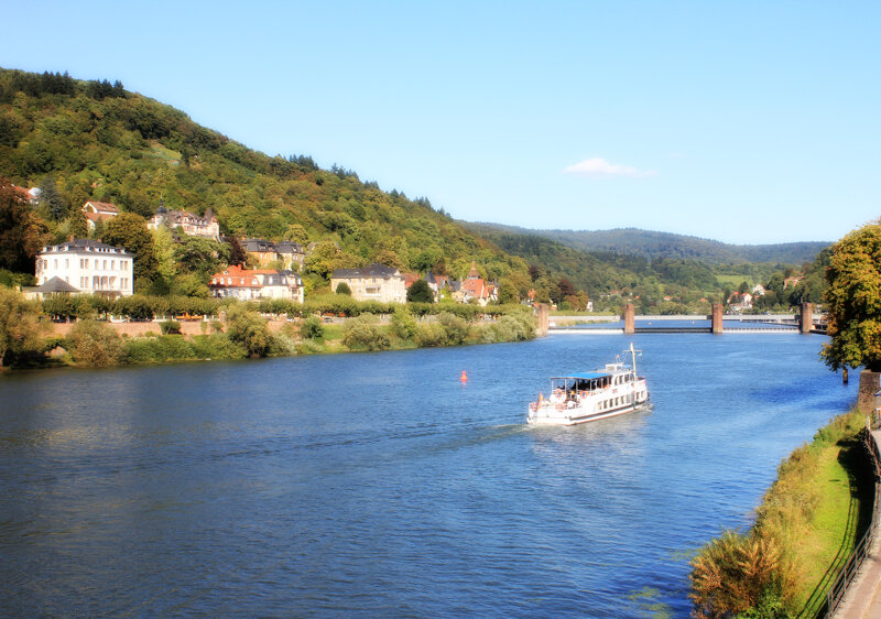 Neckarfahrt in Heidelberg mit Blick auf die Altstadt und das Schloss