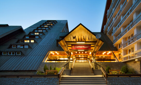 Hotel in der Nacht mit Beleuchtung