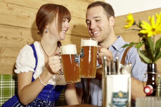 Paar prostet sich mit Bier zu