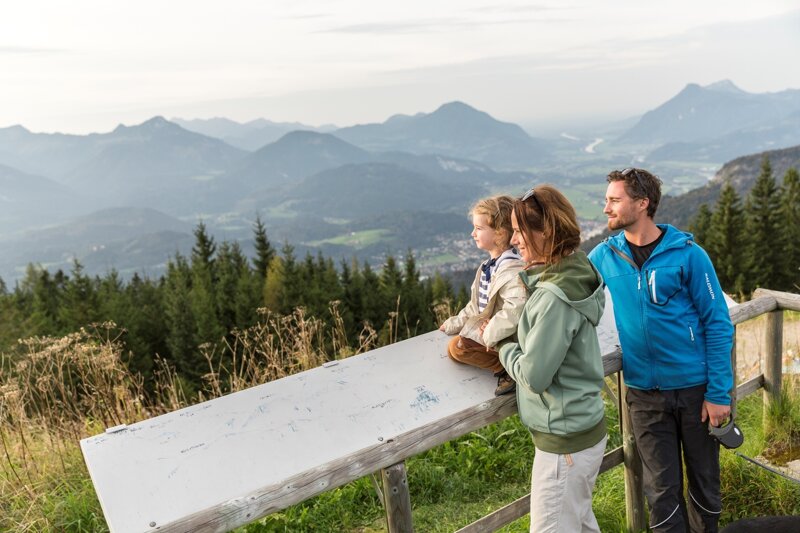 Familie geniesst Aussicht vom Brentenjoch©w9studios