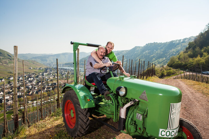 zwei Männer auf einem historischen Teecker