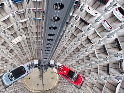 Blick von oben in den Autoturm der Autostadt in Wolfsburg
