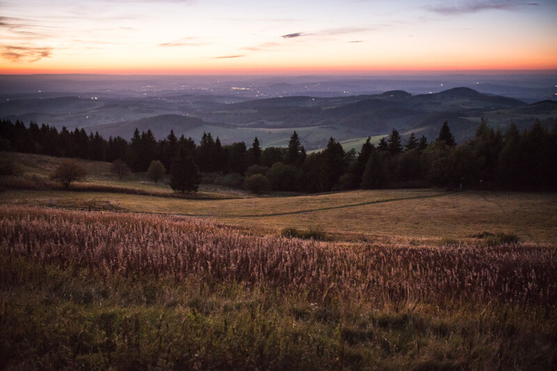 Stimmungsvolle Rhön-Landschaft mit weitem Horizont Sonnenuntergang