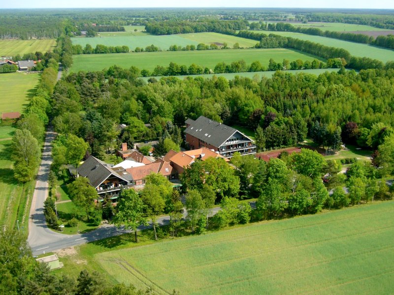 Hotel Heide Kröpke von oben mit grüner Umgebung