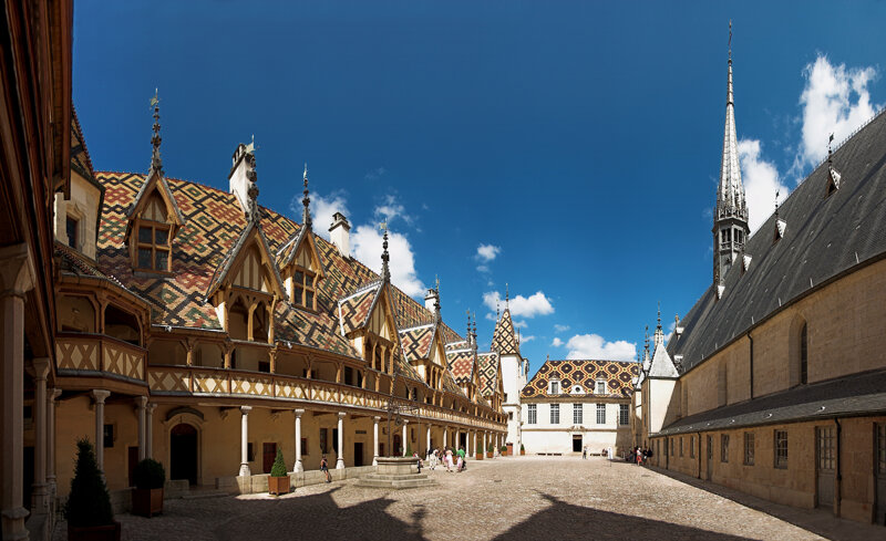 Hôtel-Dieu in Beaune – gotisches Hospiz mit buntem Ziegeldach