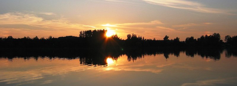 Sonnenuntergang über dem Wasser
