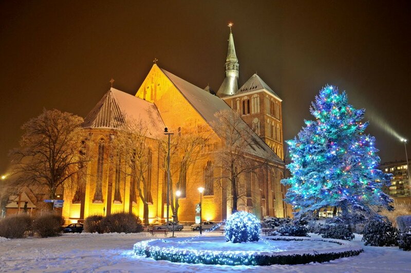 Kolberg im Winter: der gotische Dom von Kołobrzeg im Schnee