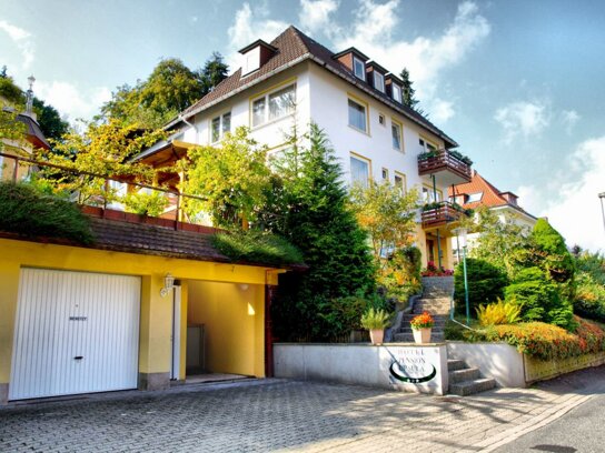 Hotel-Pension Ursula von außen mit Garage und Begrünung
