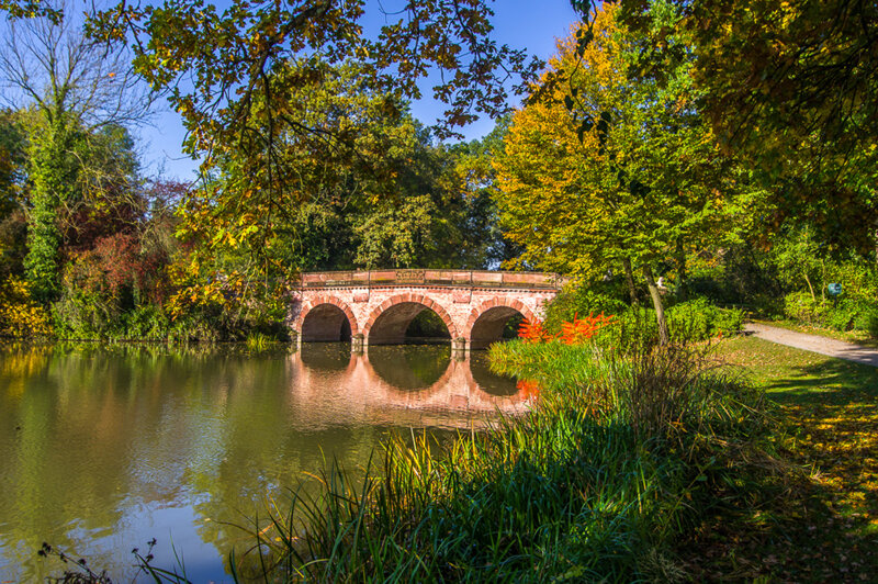Rote Brücke im Park Schönbusch Aschaffenburg
