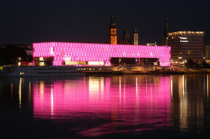 Das beleuchtete Donauufer in Linz – Lentos Kunstmuseum bei Nacht, direkt neben dem Ars Electronica Center