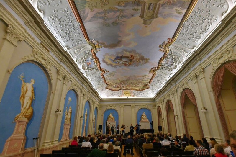 Kloster Tepla von Innen mit Menschen