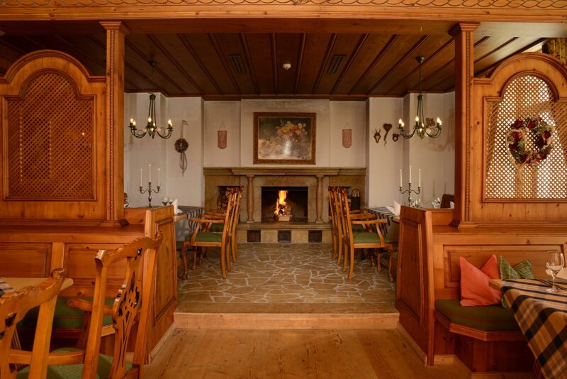 Kaminstube mit Sitzgelegenheiten
