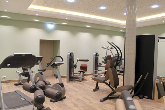 Fitnessraum mit Geräten