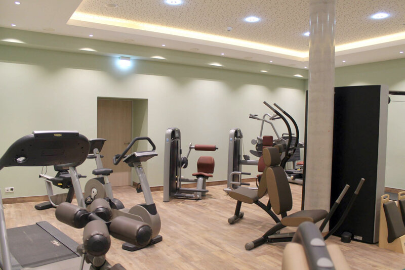 Fitnessraum mit Geräten