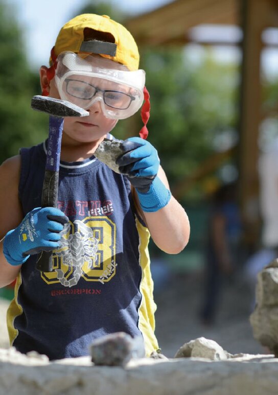 Steineklopfen Credit Dinosaurier Museum AltmÅhltal