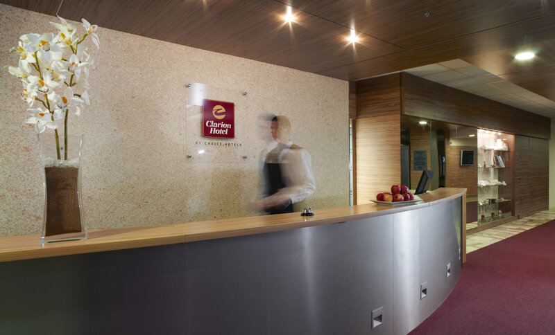 Rezeption des Spindlermühle Pinia Hotel & Resort