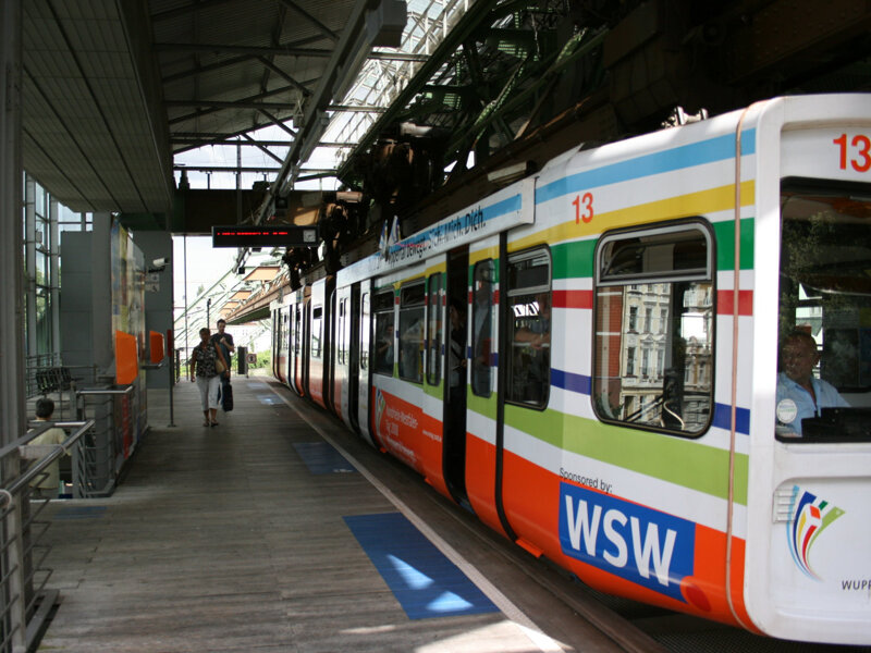 Schwebebahn in der Haltestelle