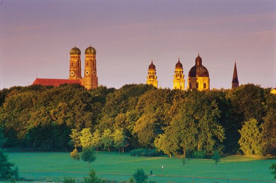 Englischer Garten mit Stadtsilhouette Foto B. Roemmelt