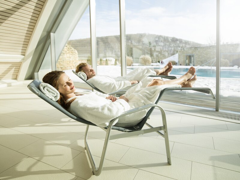 Paar in Liegen vor Panoramafenster
