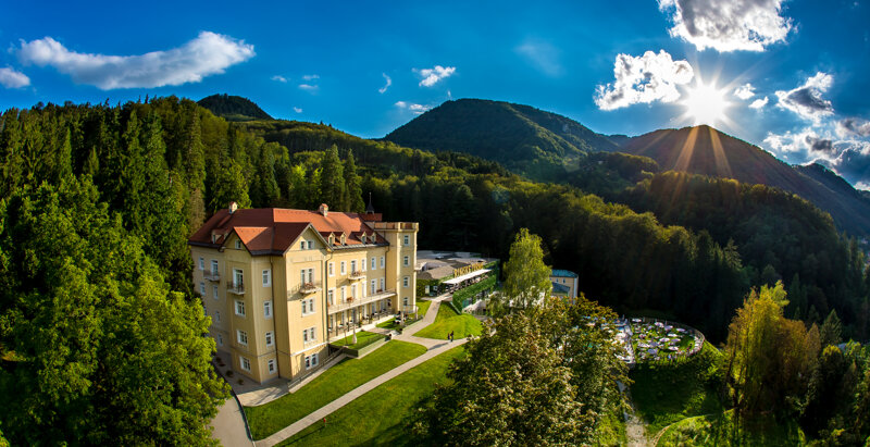 Rimske Terme mit Sonnenschein und Bergpanorama im Savinja-Tal