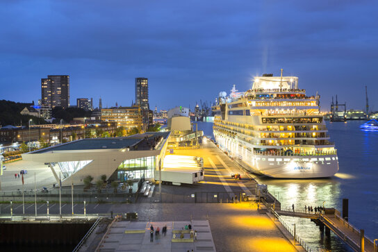 Cruise Center Altona Nachtaufnahme©www.mediaserver.hamburg.de, Foto Jörg Modrow