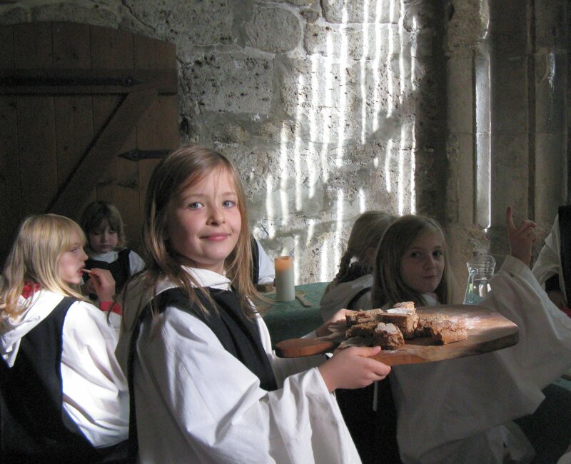 Kinder mit Mönchskutten im Kloster Walkenried