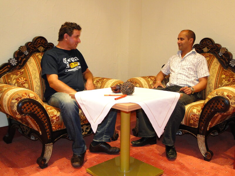 Mathias Finck und Hotelinhaber Gurdarshan Singh bei einem Gespräch