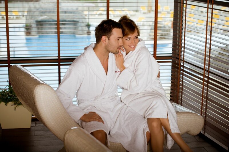 Paar im Wellnessbereich