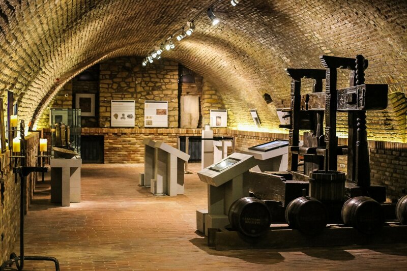 Gewölbekeller des Festetics Taverna Museums