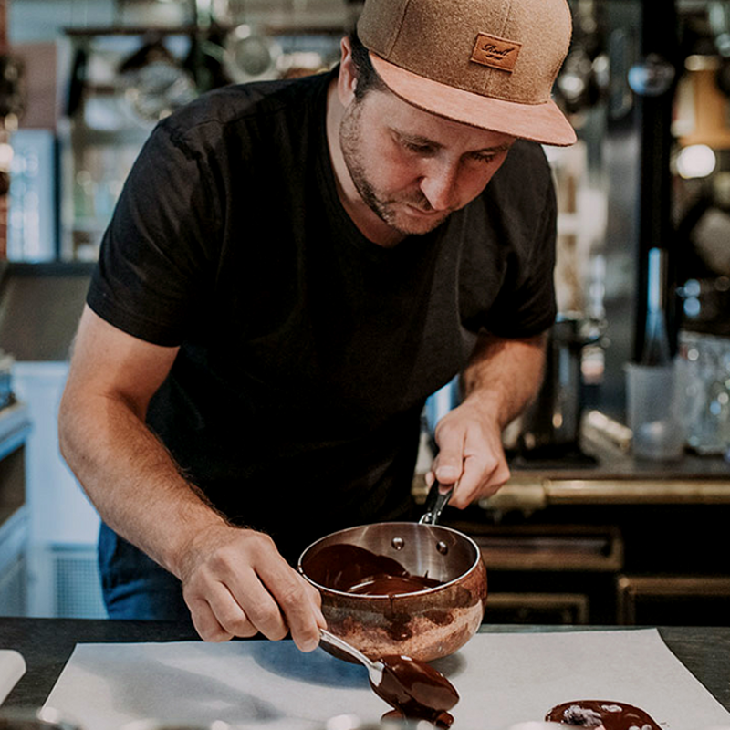 Chocolatier Alex Kühn beim Kreieren