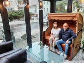 Marta Sawicka und Pawel Wocnicki im Strandkorb