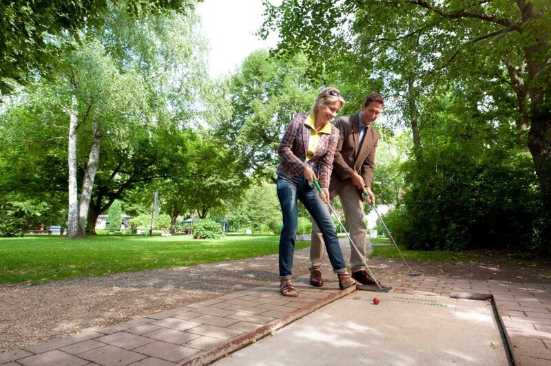 Paar beim Minigolfspielen