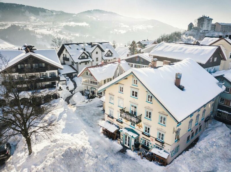 Restaurant und Stadt im Schnee