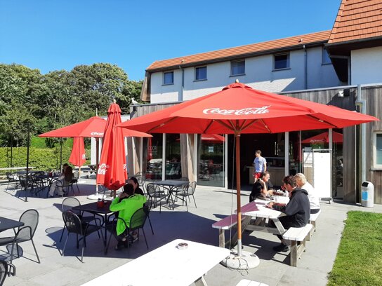 Terrasse mit Sonnenschirmen und Bestuhlung