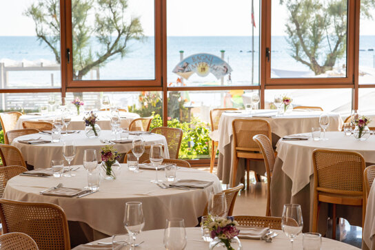 Frühstückraum mit Blick auf das Meer