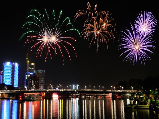 Sommer-Highlight mit Fest, Feuerwerk und Schiff