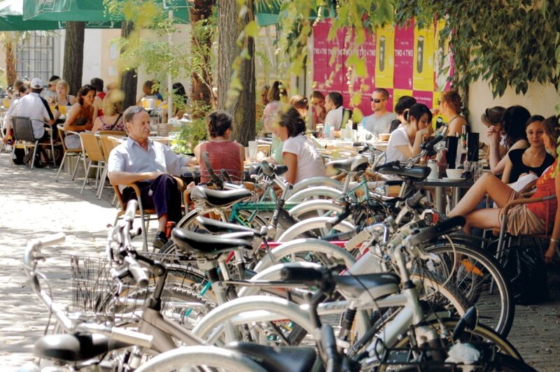 Fahrräder und Café-Besucher in der Freiburger Innenstadt