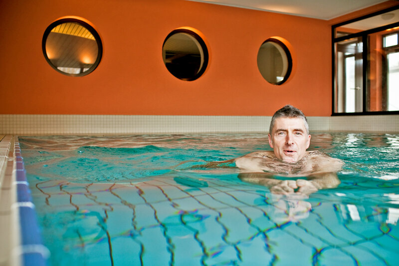 Göbels Seehotel Diemelsee Schwimmbad Mann