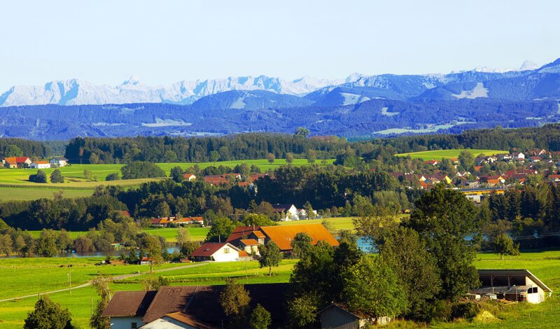 Alpen vor einer grünen Landschaft