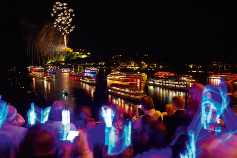 Schiffskorso bei Rhein in Flammen – beleuchtete Flotte auf dem Rhein