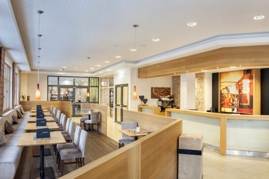 Hotelbar in hellen Farben