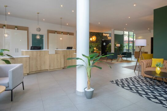 Lobby mit Rezeption und Sitzecke