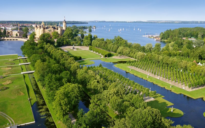 Blick auf Schweriner Schloss und Schweriner See